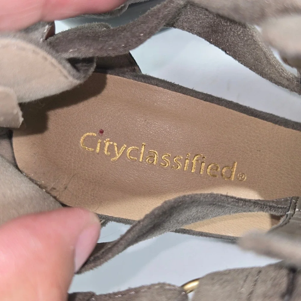 City Classified Women Taupe Faux Suede Peep Toe Cutout Block Heel Booties Size 8